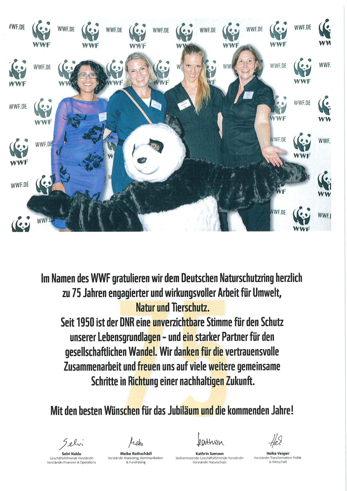 Glückwunschbrief vom WWF zum 75. Jubiläum; zweigeteilt: oben Portraits der vier WWf-Chefinnen mit einem Menschen in Pandakostüm, unten der Text, der im Artikel zusammengefasst ist.